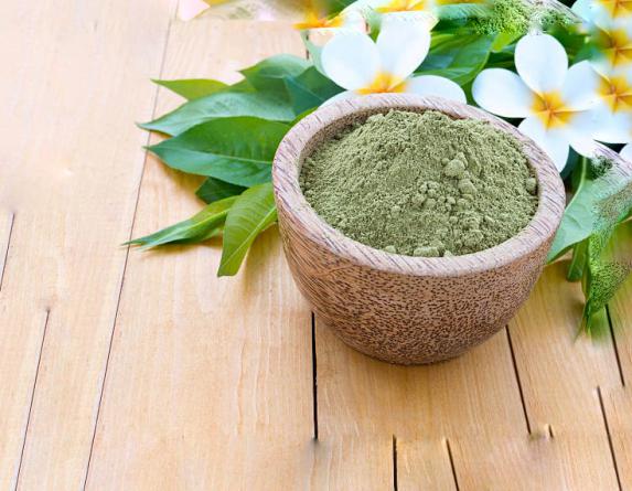 حنا خاصیت خنک کنندگی پوست دارد